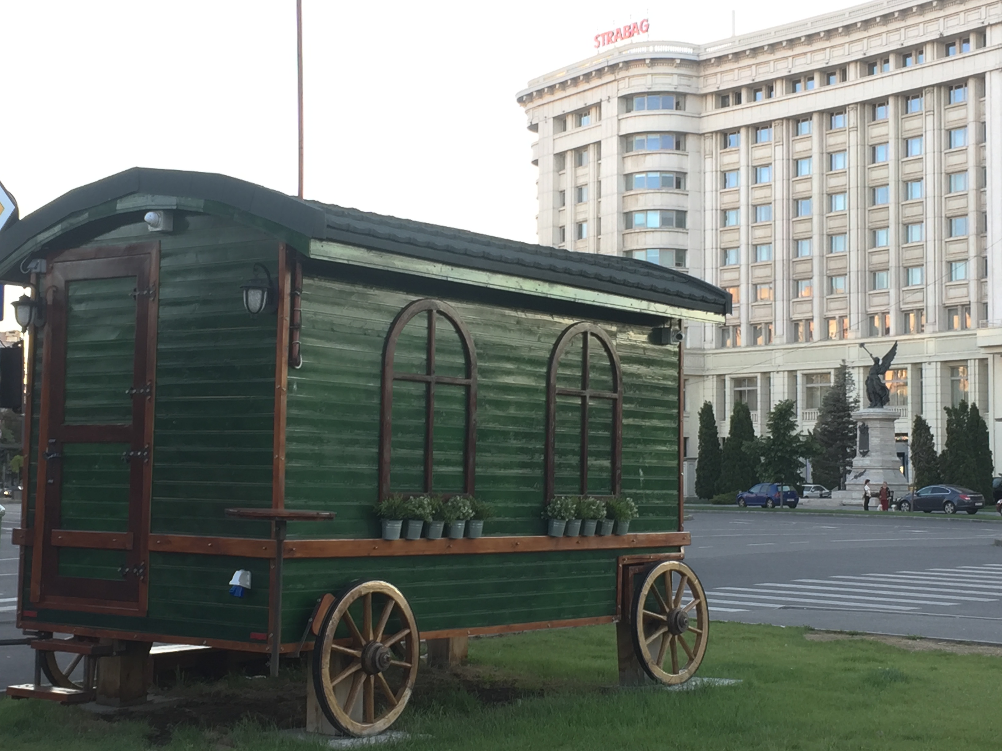 A traditional Romanian wagon close to the Parliament