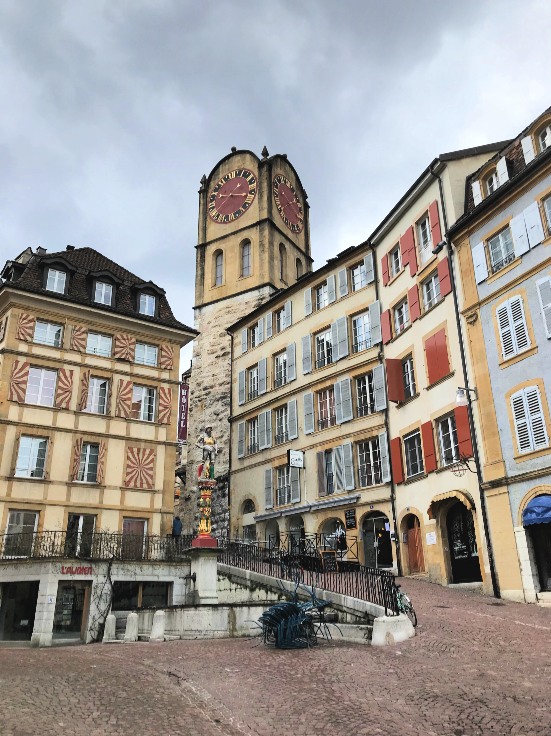The colorful square around Fontaine du Banneret