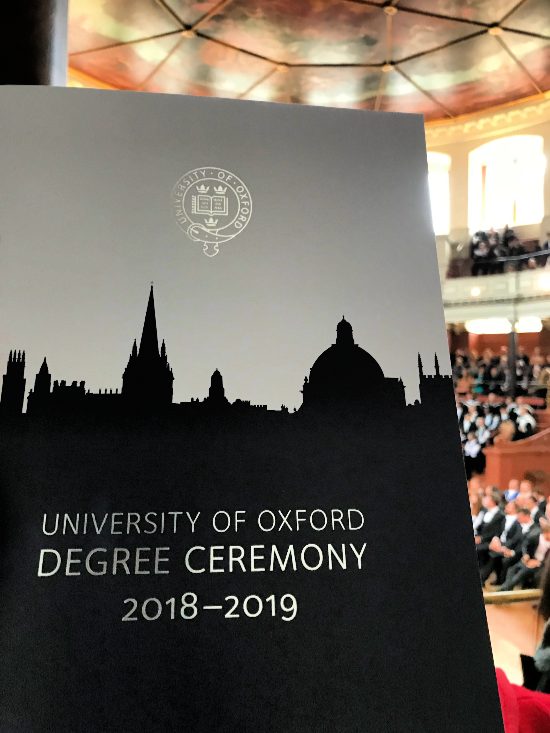 A guide to follow the graduation ceremony