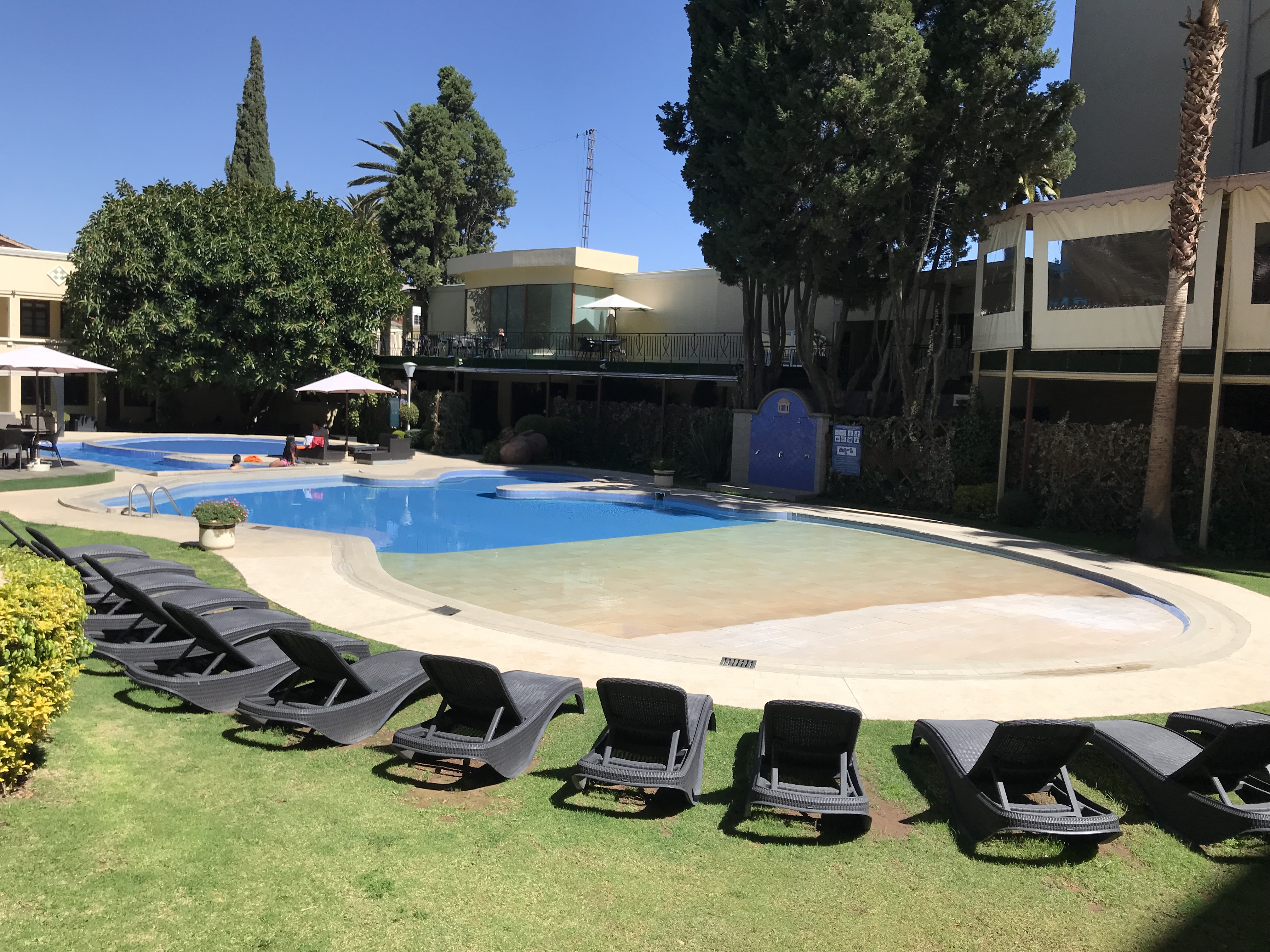 The swimming pool at the hotel Gran Cochabamba