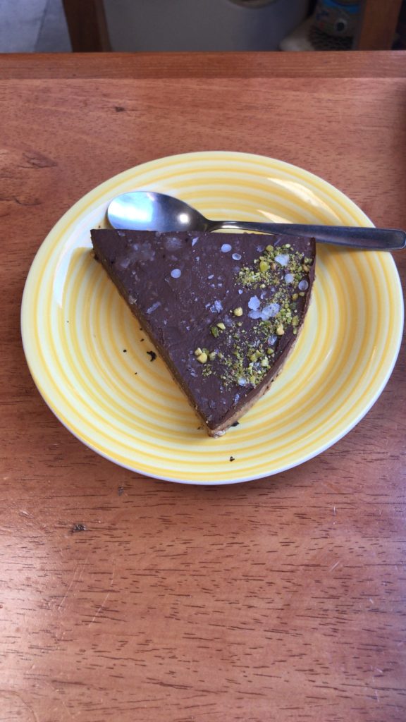 Cake made of avocado and chocolate by Café Épico