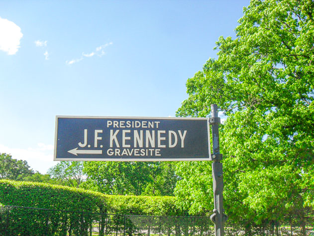 A sign pointing to the JFK gravesite at the Arlington National Cemetery