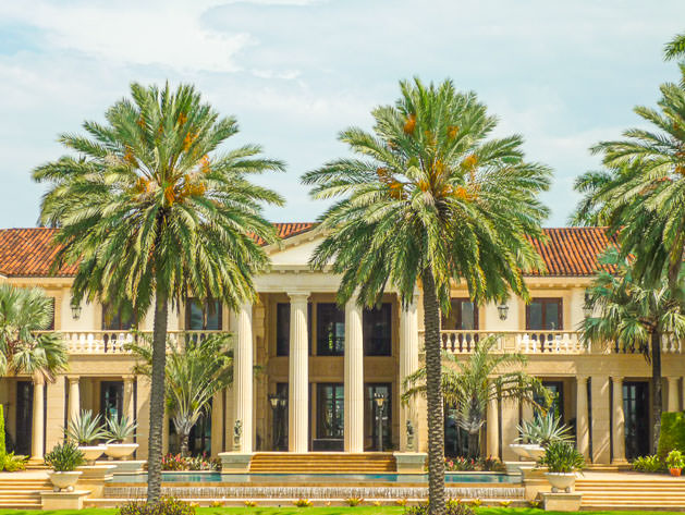 Another imposing mansion owned by the rich and famous in Miami