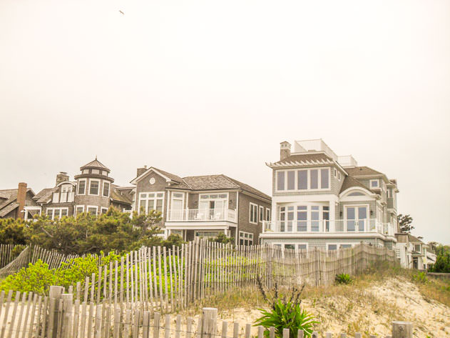 There are beautiful houses by the beach