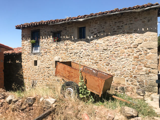 'Pueblo' life in Monasterio de la Sierra