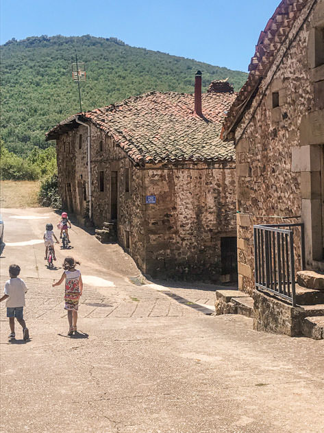 Kids in Monasterio de la Sierra