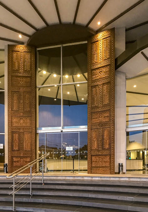 The imposing entrance at Los Tajibos hotel