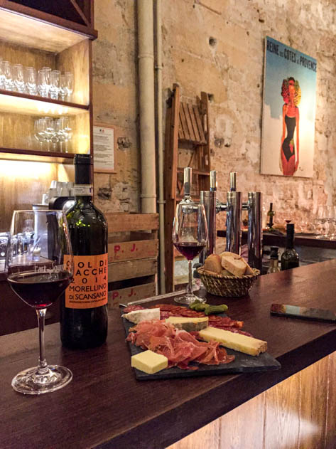 Cold meat, cheese and red wine at L'art source