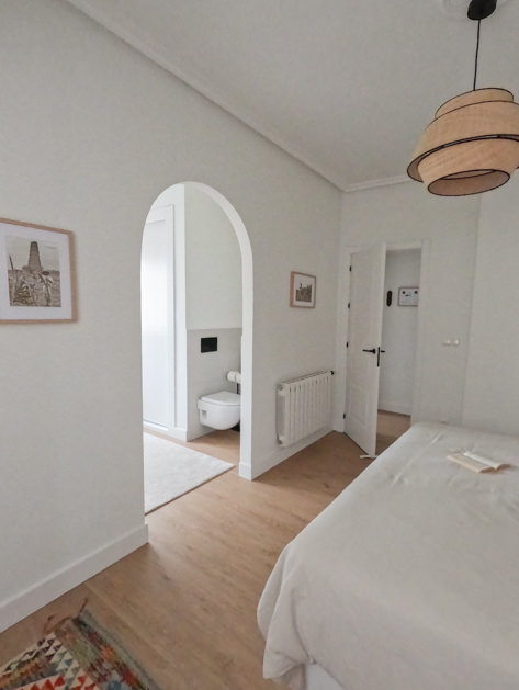 Main bedroom with walk-in closet and private bathroom