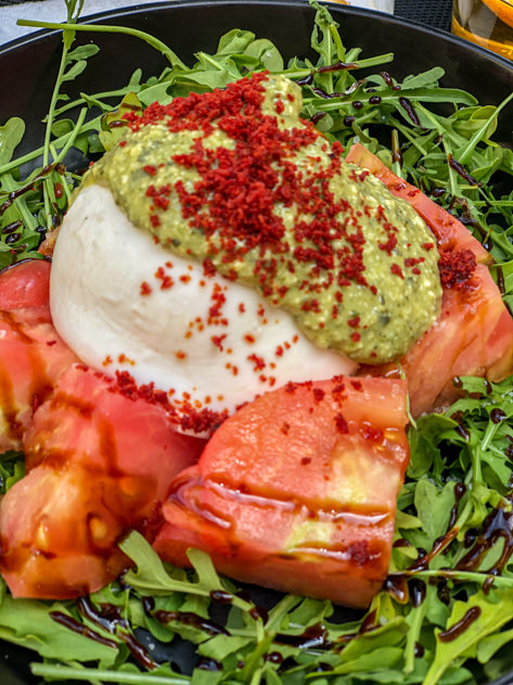 Colorful burrata salad at Magistral Gastrotaberna in Alcalá de Henares