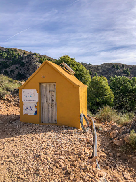 Yellow booth along the itinerary to El Saltillo