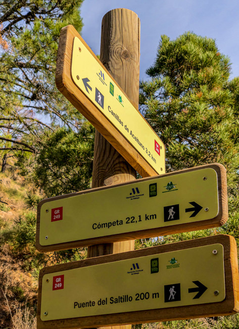 Signs are displayed throughout the hike to El Saltillo