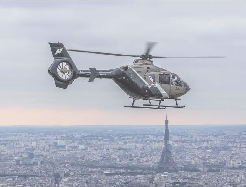 Helicopter Flight around Paris and the Château de Versailles (Manawa)