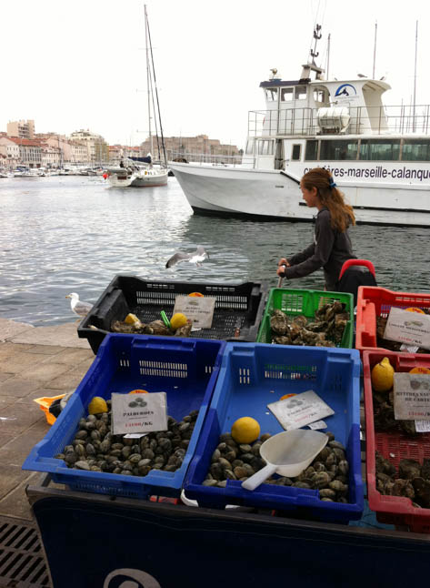 You can eat fresh seafood in Marseille´s Vieux Port